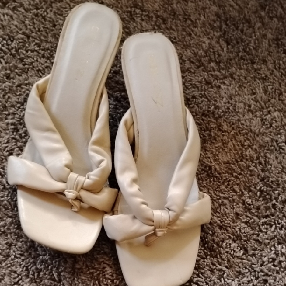 Women’s Cream Knot-Front Slide Heels